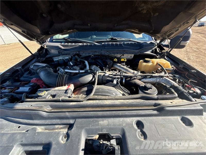 Ford F-350 Lariat 4x4 Crew Cab Pickup Diger