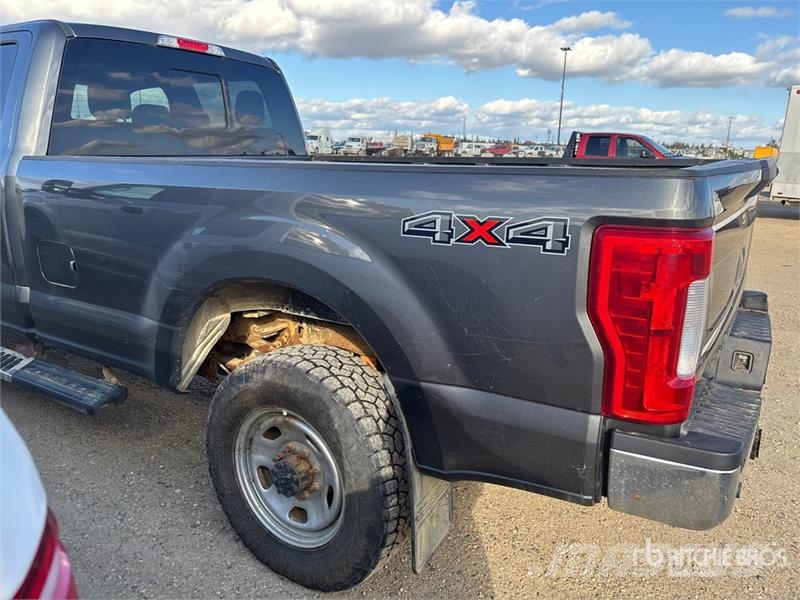 Ford F-350 Lariat 4x4 Crew Cab Pickup Ostalo