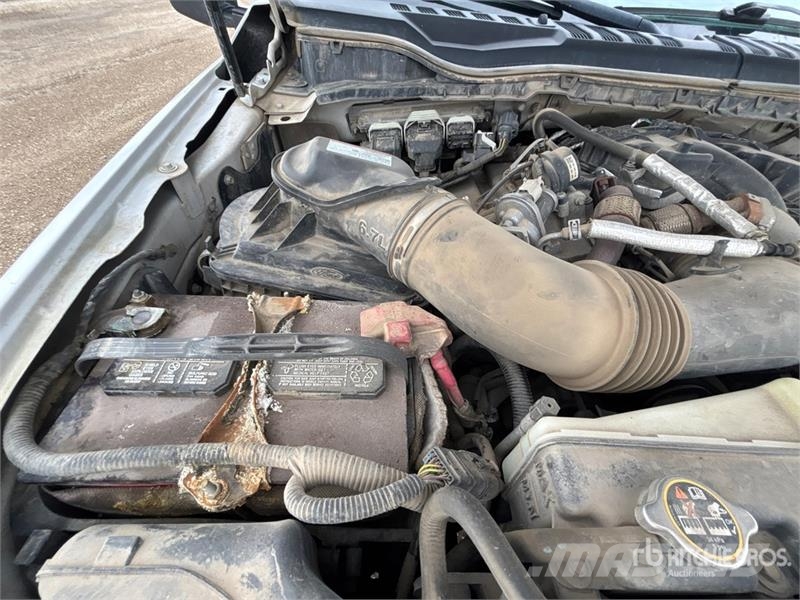 Ford F-350 Lariat 4x4 Crew Cab Pickup Andre