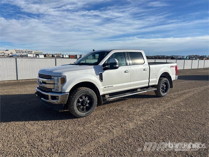 Ford F-350 Lariat 4x4 Crew Cab Pickup Övriga bilar