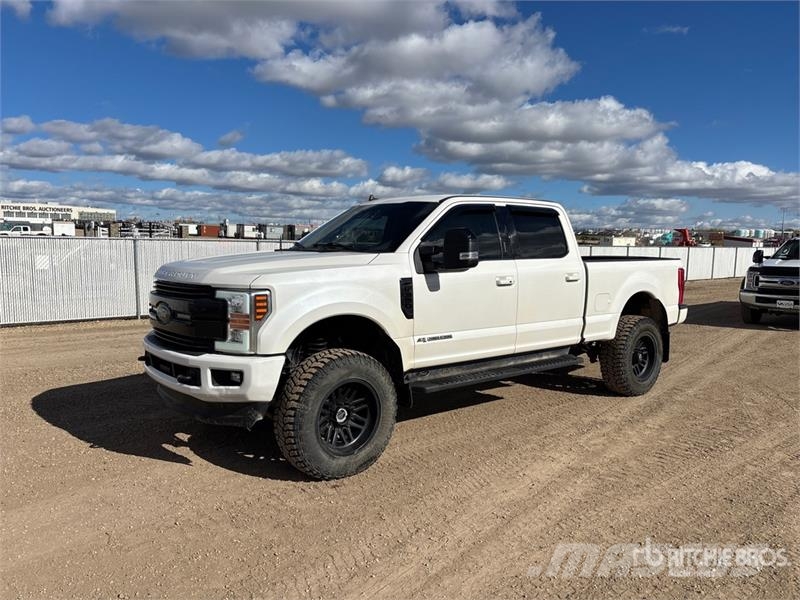 Ford F-350 Lariat 4x4 Crew Cab Pickup Muu
