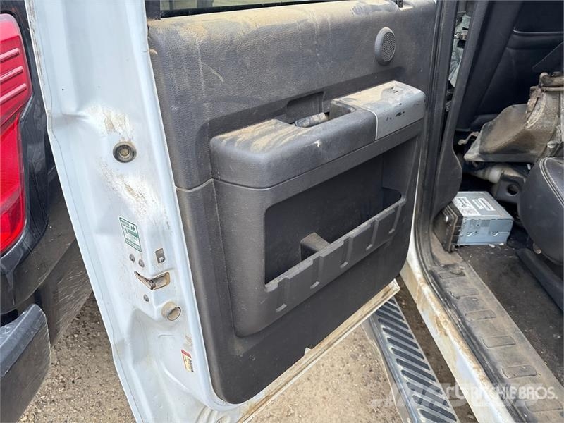 Ford F-350 Lariat 4x4 Crew Cab Pickup (Inoperable) Прочие фургоны