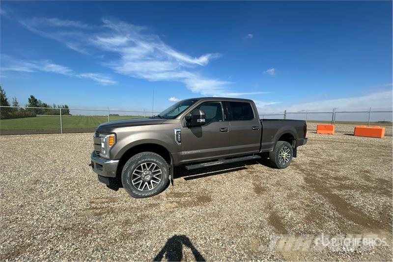 Ford F-350 Lariat 4x4 Crew Cab Pickup Andre