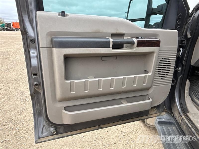 Ford F-350 Lariat 4x4 Crew Cab Pickup Ostalo