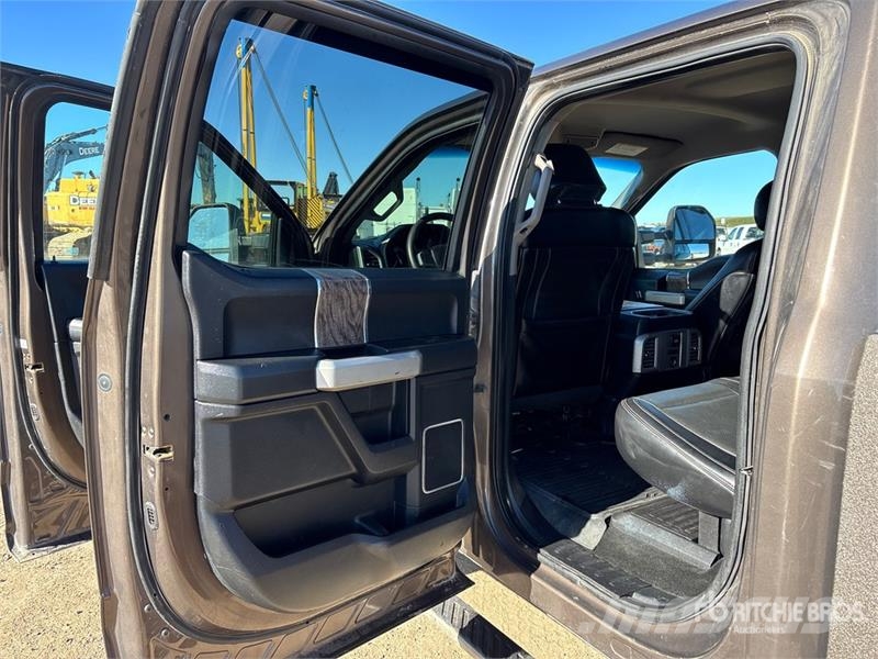 Ford F-350 Lariat 4x4 Crew Cab Pickup Diger