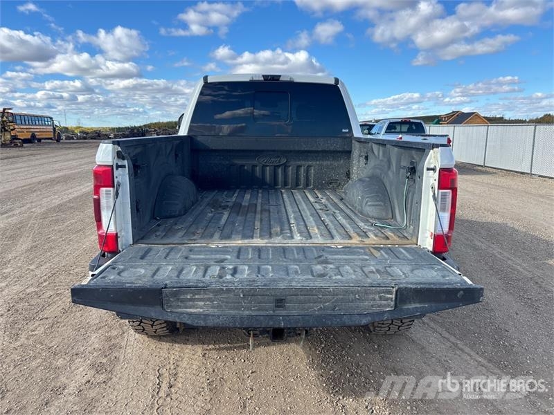 Ford F-350 Lariat 4x4 Crew Cab Pickup Muu