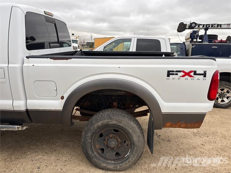 Ford F-350 Lariat 4x4 Crew Cab Pickup (Inoperable) Прочие фургоны