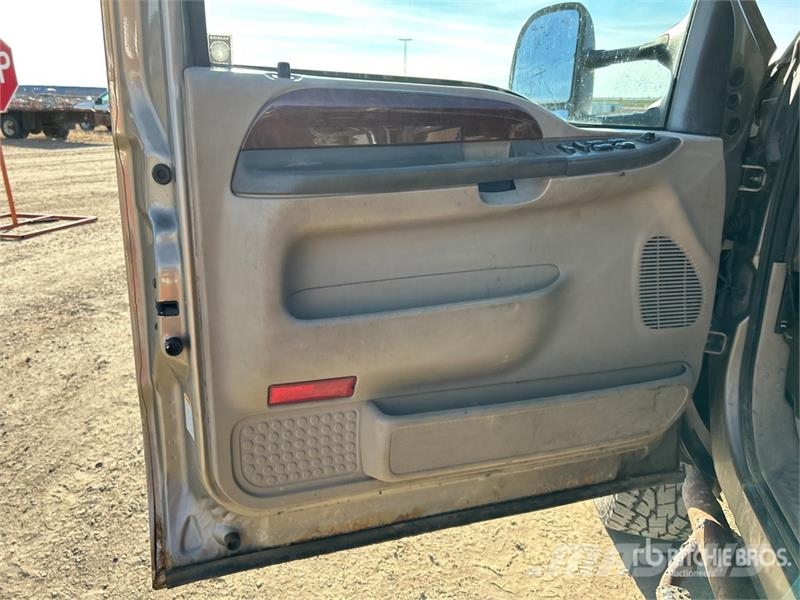 Ford F-350 Lariat 4x4 Crew Cab Pickup Muu