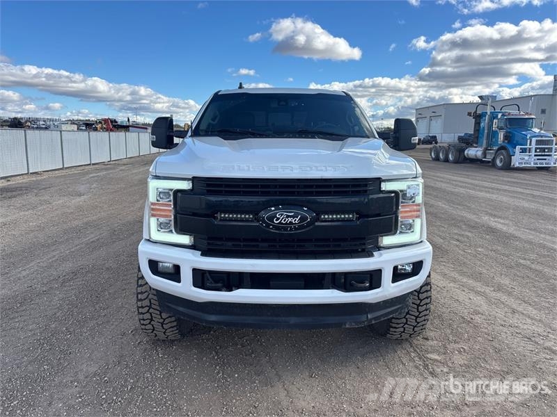 Ford F-350 Lariat 4x4 Crew Cab Pickup Muu
