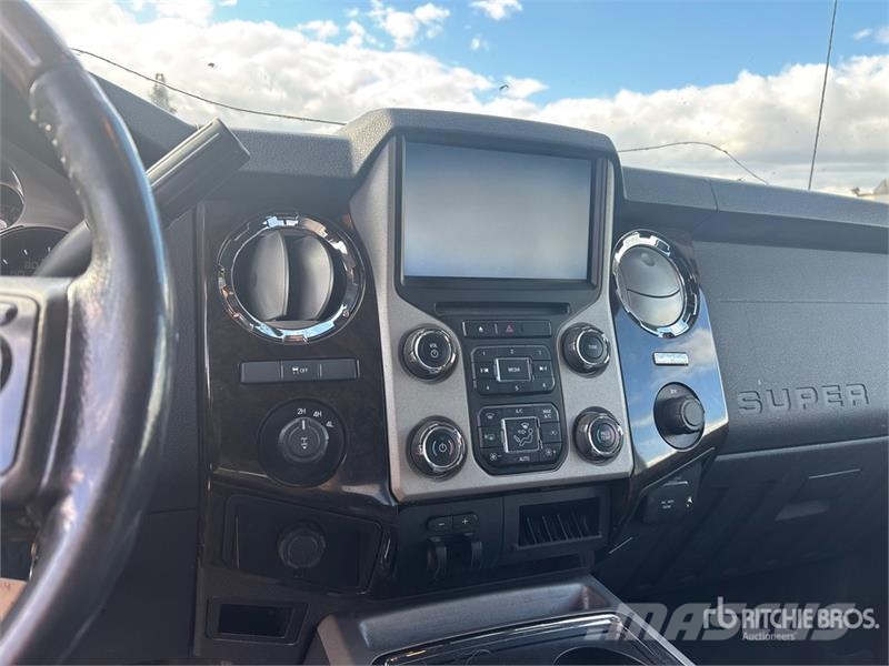 Ford F-350 Lariat 4x4 Crew Cab Pickup Ostalo