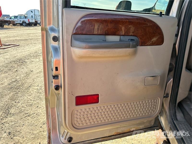 Ford F-350 Lariat 4x4 Crew Cab Pickup Muu