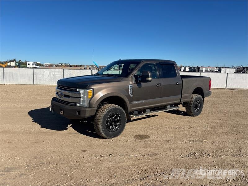Ford F-350 Lariat 4x4 Crew Cab Pickup Diger