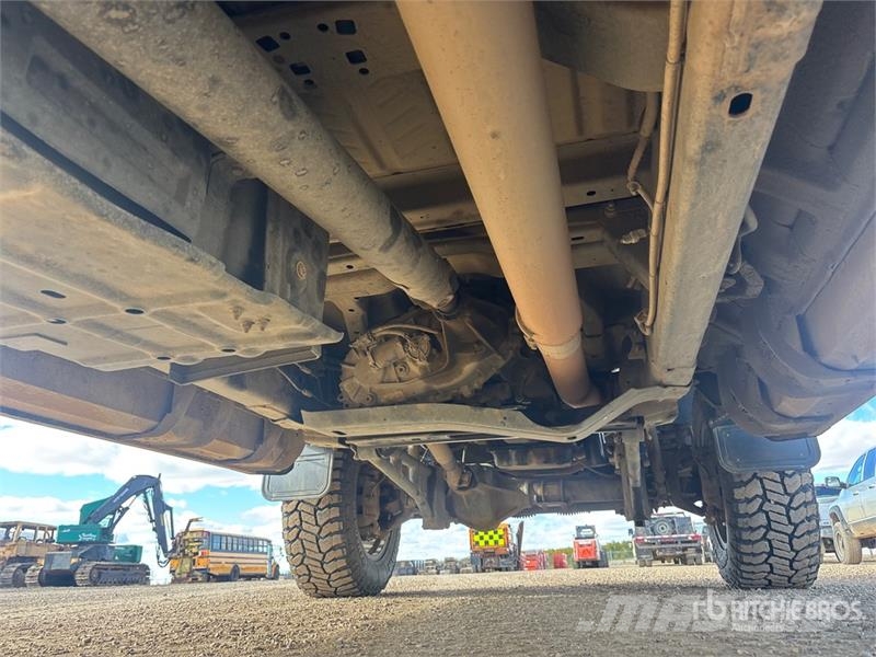 Ford F-350 Lariat 4x4 Crew Cab Pickup Muu