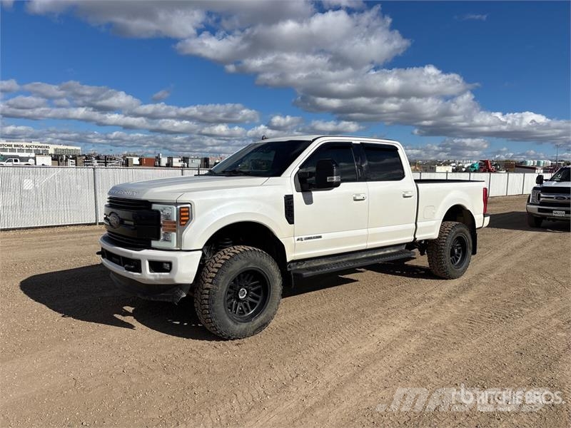 Ford F-350 Lariat 4x4 Crew Cab Pickup Muu