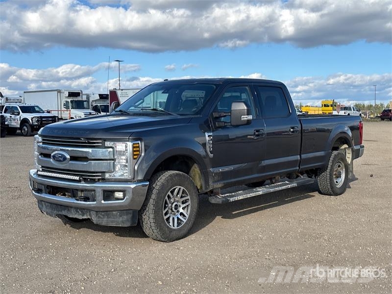 Ford F-350 Lariat 4x4 Crew Cab Pickup Ostalo