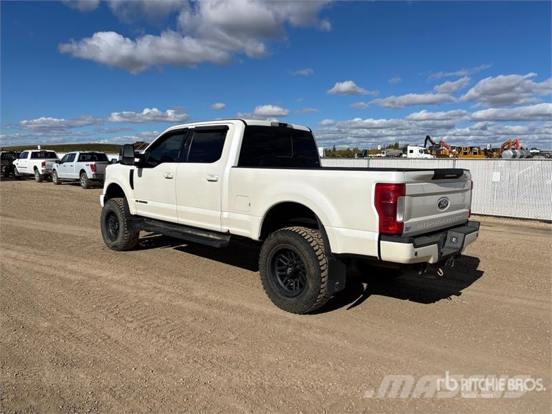 Ford F-350 Lariat 4x4 Crew Cab Pickup Muu