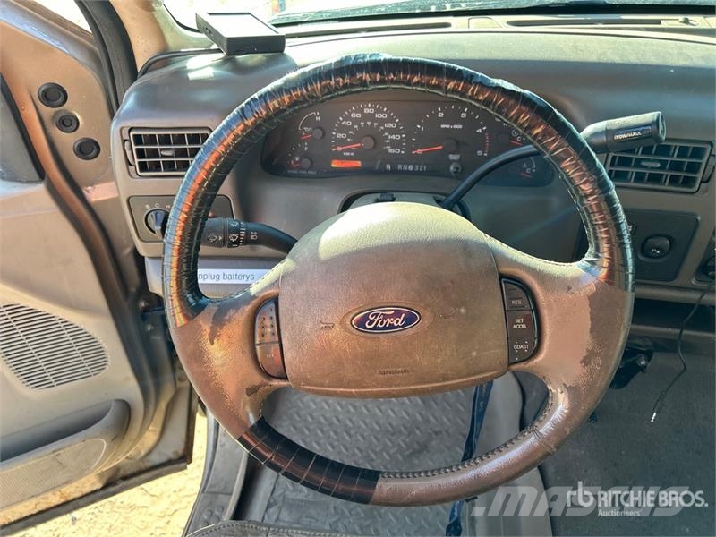 Ford F-350 Lariat 4x4 Crew Cab Pickup Muu