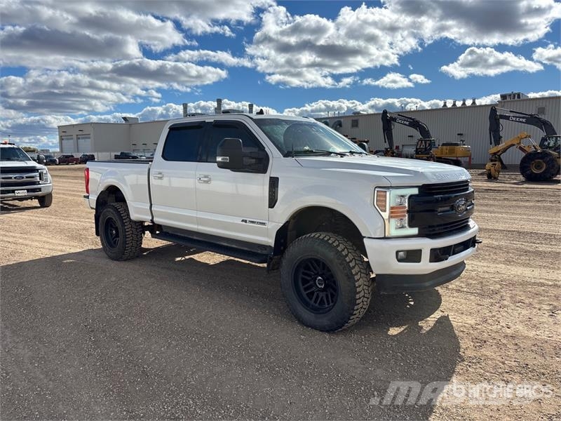 Ford F-350 Lariat 4x4 Crew Cab Pickup Muu