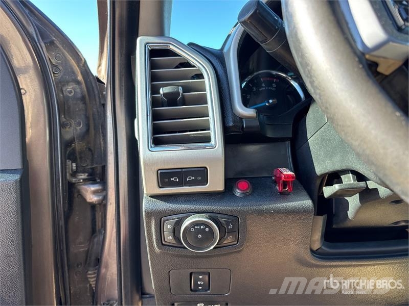 Ford F-350 Lariat 4x4 Crew Cab Pickup Diger