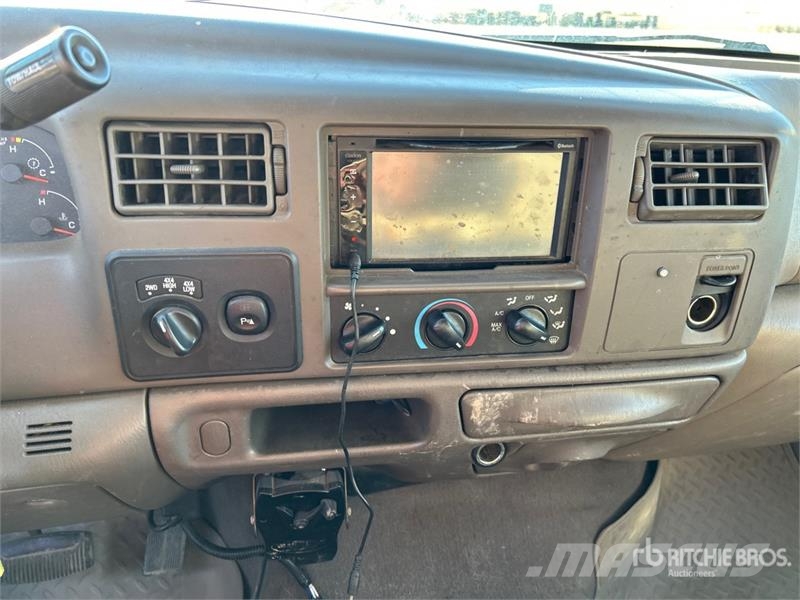 Ford F-350 Lariat 4x4 Crew Cab Pickup Muu