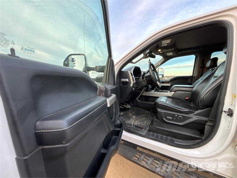 Ford F-350 Lariat 4x4 Crew Cab Pickup Ostalo
