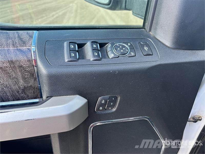 Ford F-350 Lariat 4x4 Crew Cab Pickup Muu