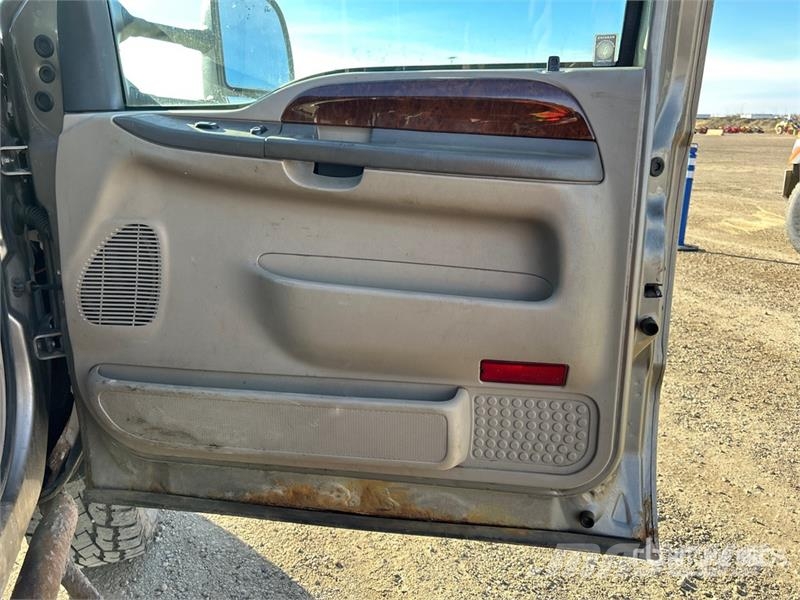 Ford F-350 Lariat 4x4 Crew Cab Pickup Muu