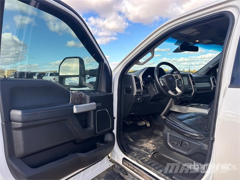 Ford F-350 Lariat 4x4 Crew Cab Pickup Muu