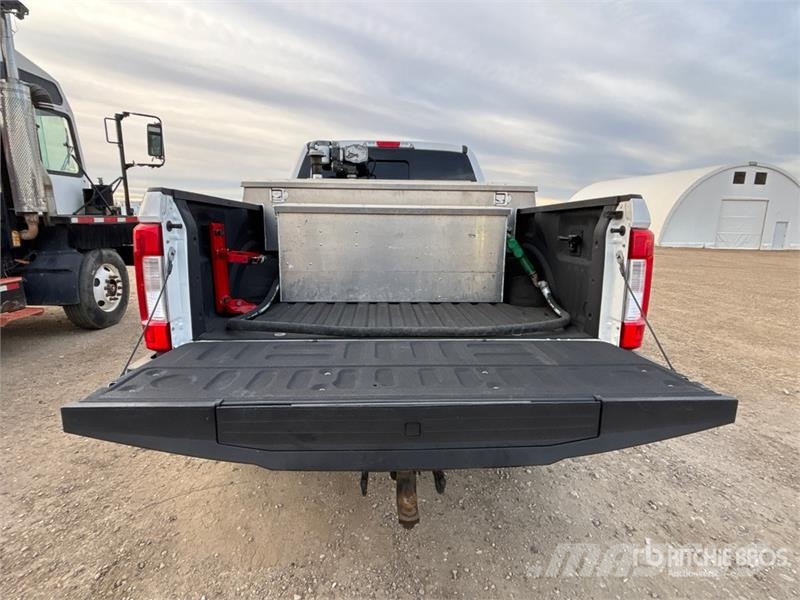 Ford F-350 Lariat 4x4 Crew Cab Pickup Ostalo