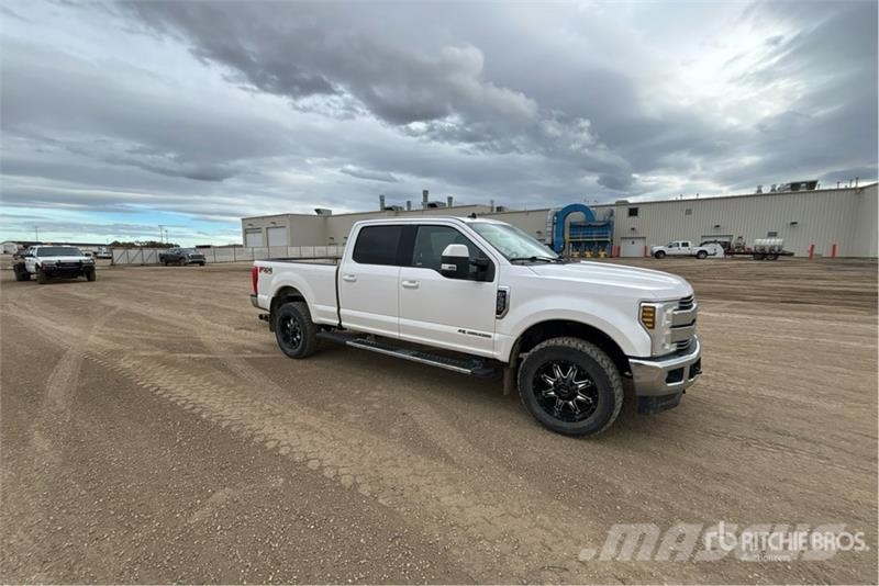 Ford F-350 Lariat 4x4 Crew Cab Pickup Andre
