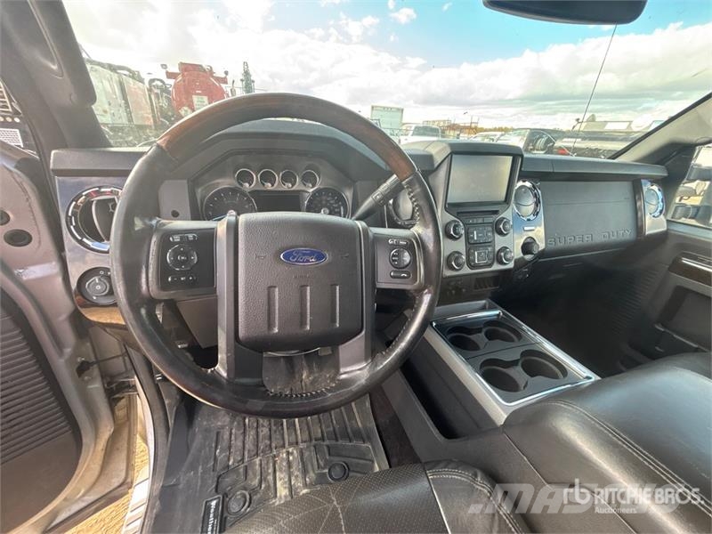 Ford F-350 Lariat 4x4 Crew Cab Pickup Ostalo