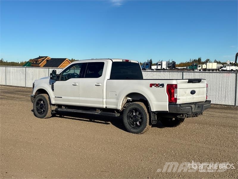Ford F-350 Lariat 4x4 Crew Cab Pickup Övriga bilar