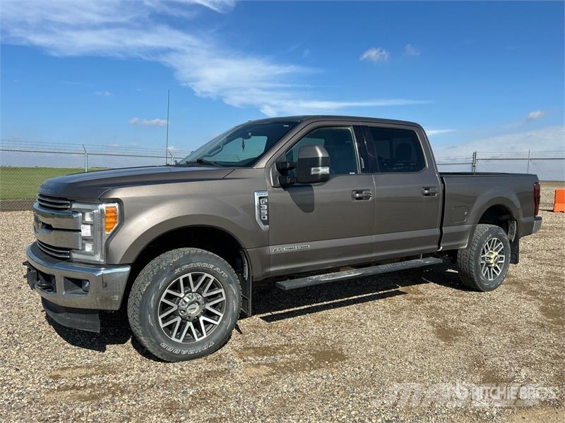 Ford F-350 Lariat 4x4 Crew Cab Pickup Прочие фургоны