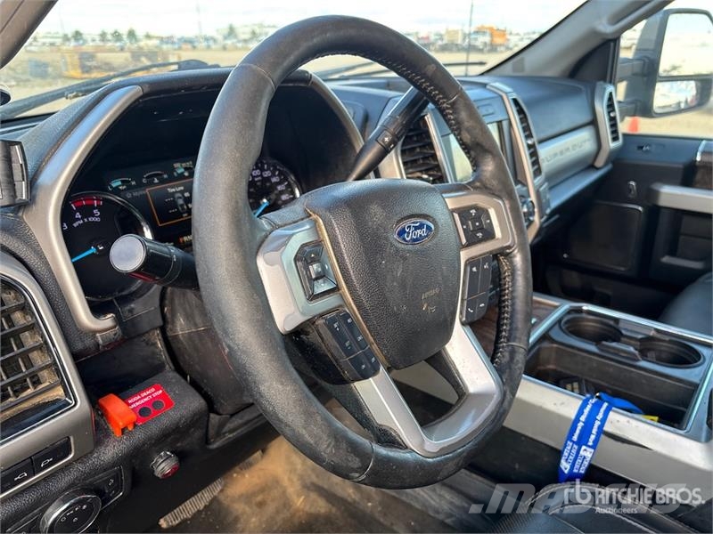Ford F-350 Lariat 4x4 Crew Cab Pickup Ostalo