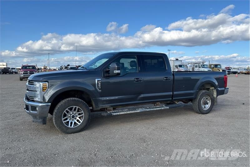 Ford F-350 Lariat 4x4 Crew Cab Pickup Ostalo
