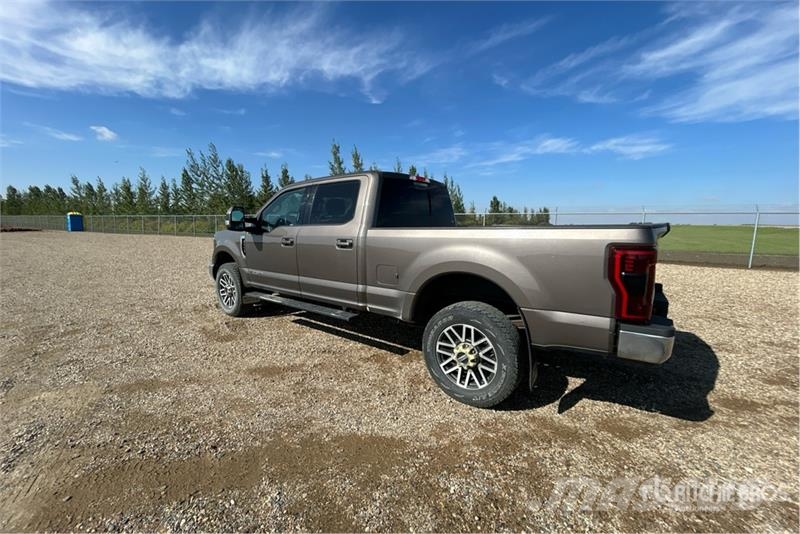 Ford F-350 Lariat 4x4 Crew Cab Pickup Andre