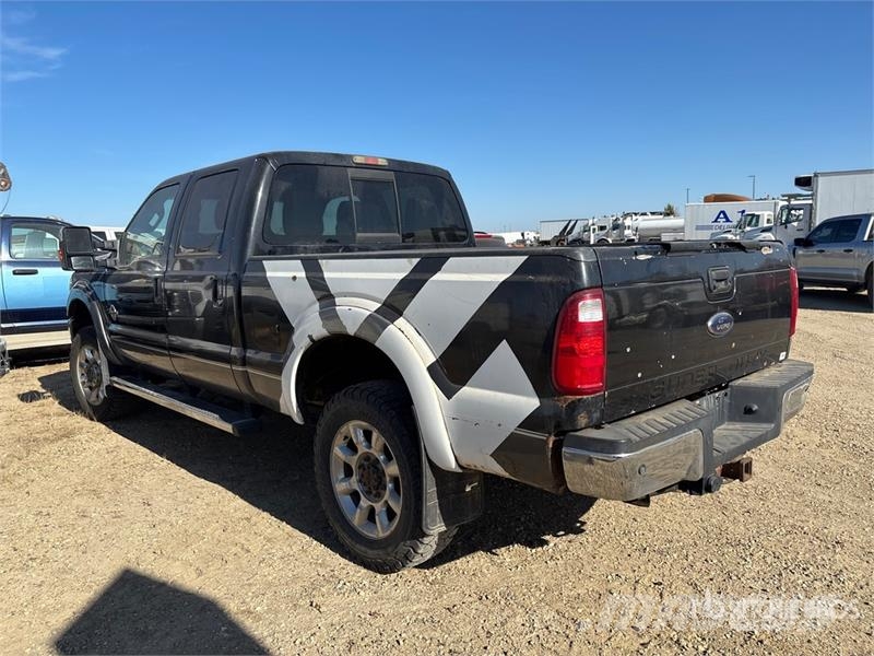 Ford F-350 Lariat 4x4 Crew Cab Pickup (Inoperable) Прочие фургоны