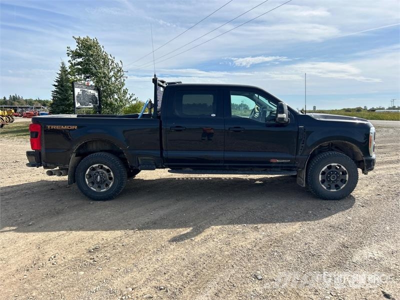 Ford F-350 Lariat Tremor 4x4 Crew Cab Pickup Andere Transporter