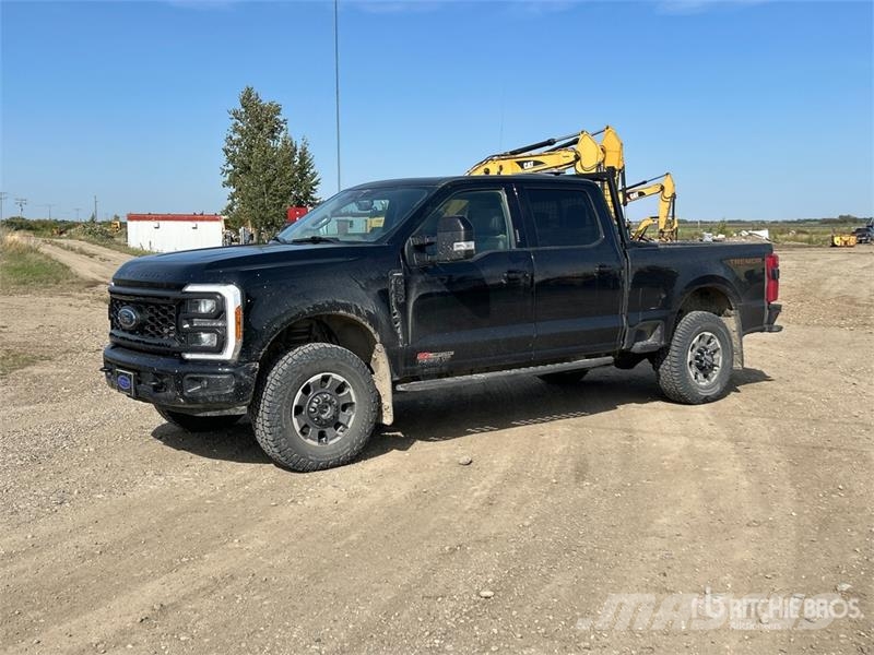 Ford F-350 Lariat Tremor 4x4 Crew Cab Pickup Andere Transporter