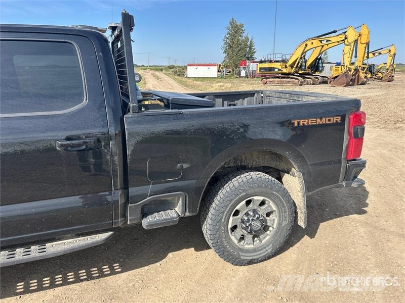 Ford F-350 Lariat Tremor 4x4 Crew Cab Pickup Andere Transporter