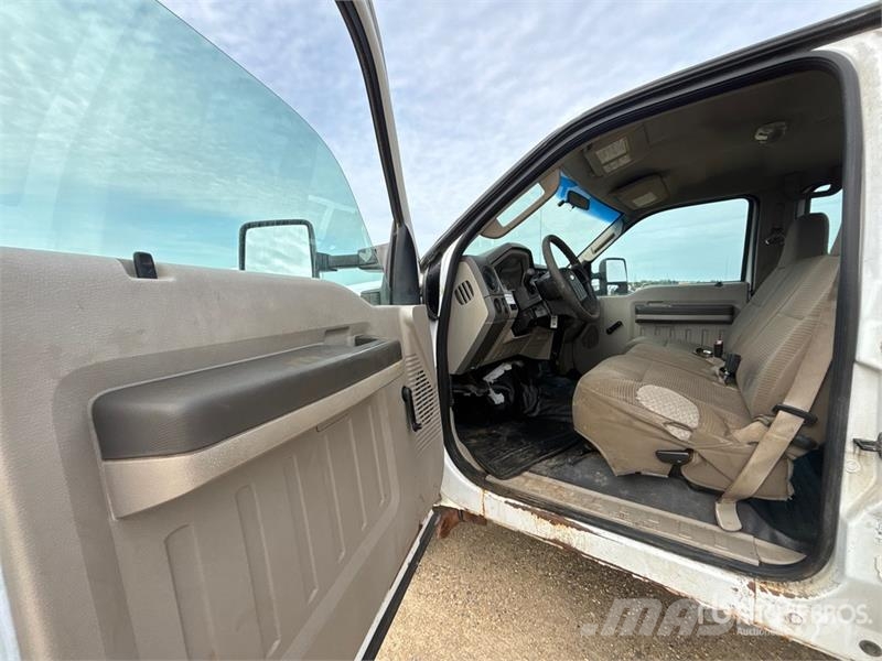 Ford F-350 XL Hytter och interiör
