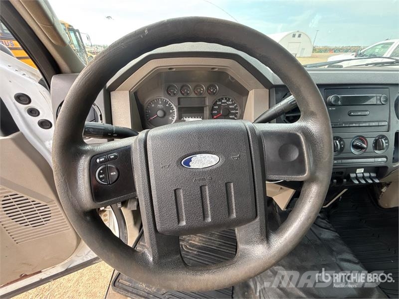 Ford F-350 XL Hytter och interiör