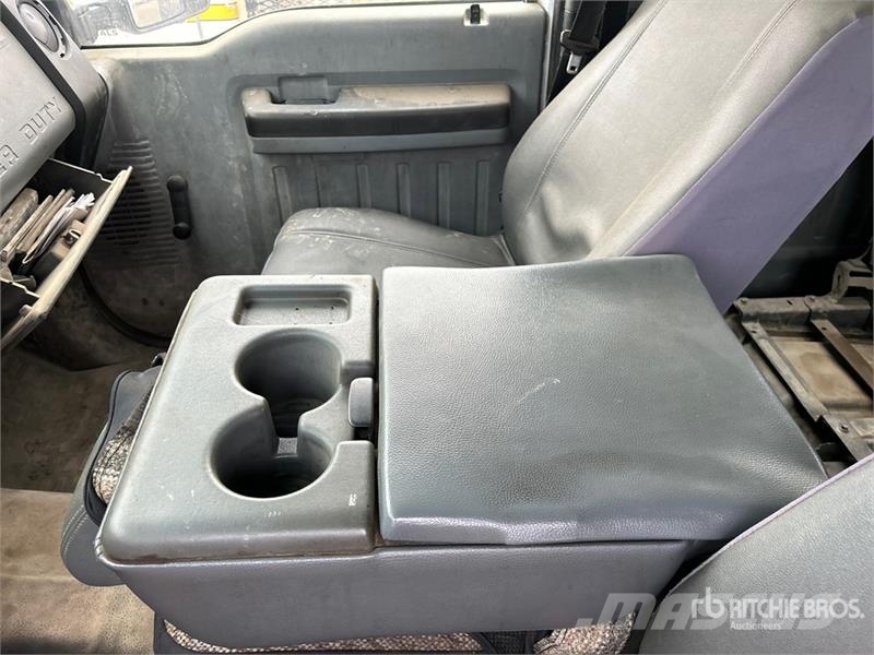 Ford F-350 XL 4x4 Crew Cab Pickup (Inoperable) Egyéb