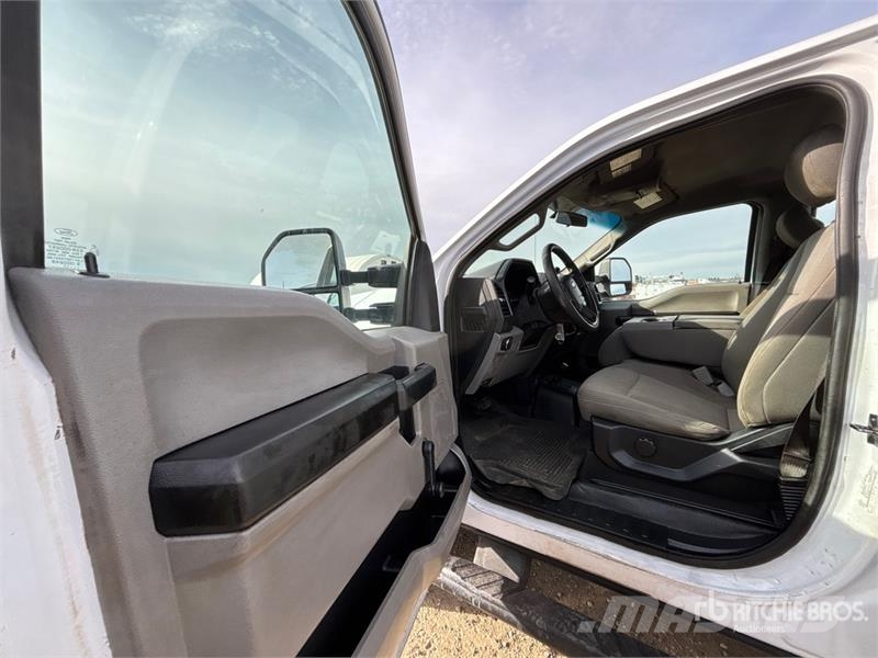 Ford F-350 XL 4x4 Crew Cab Pickup Muu