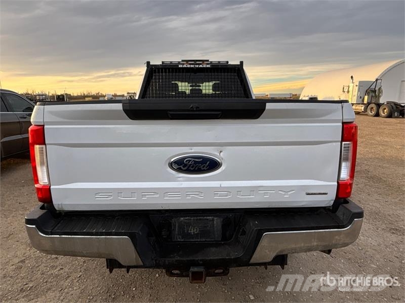 Ford F-350 XL 4x4 Crew Cab Pickup Kita