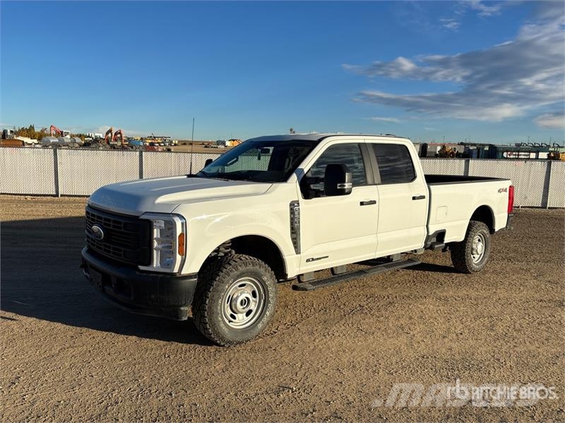 Ford F-350 XL 4x4 Crew Cab Pickup Other