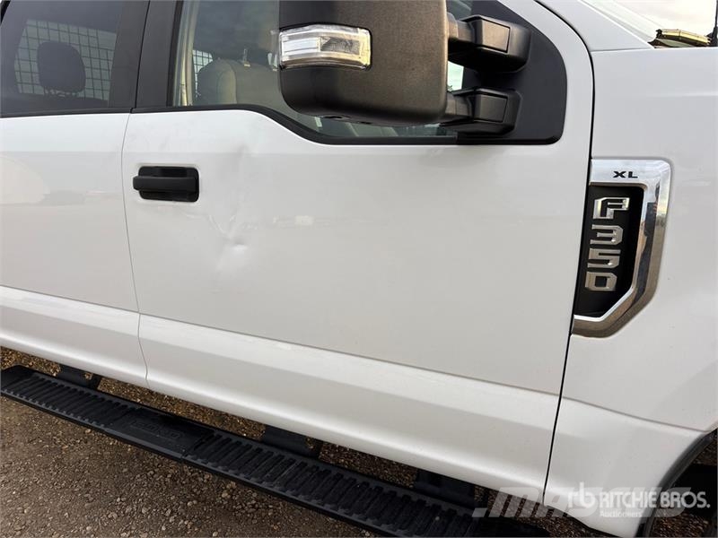 Ford F-350 XL 4x4 Crew Cab Pickup Kita