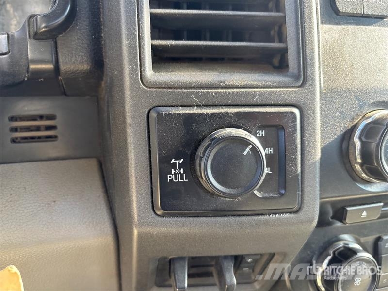 Ford F-350 XL 4x4 Crew Cab Pickup Drugi