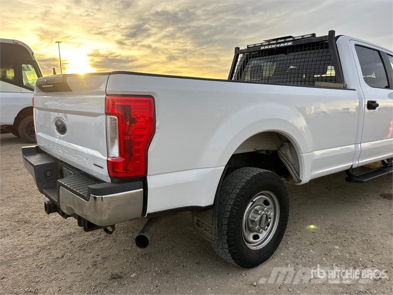 Ford F-350 XL 4x4 Crew Cab Pickup Kita