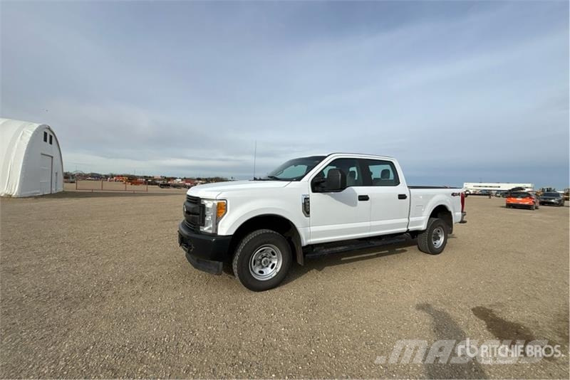Ford F-350 XL 4x4 Crew Cab Pickup Muu